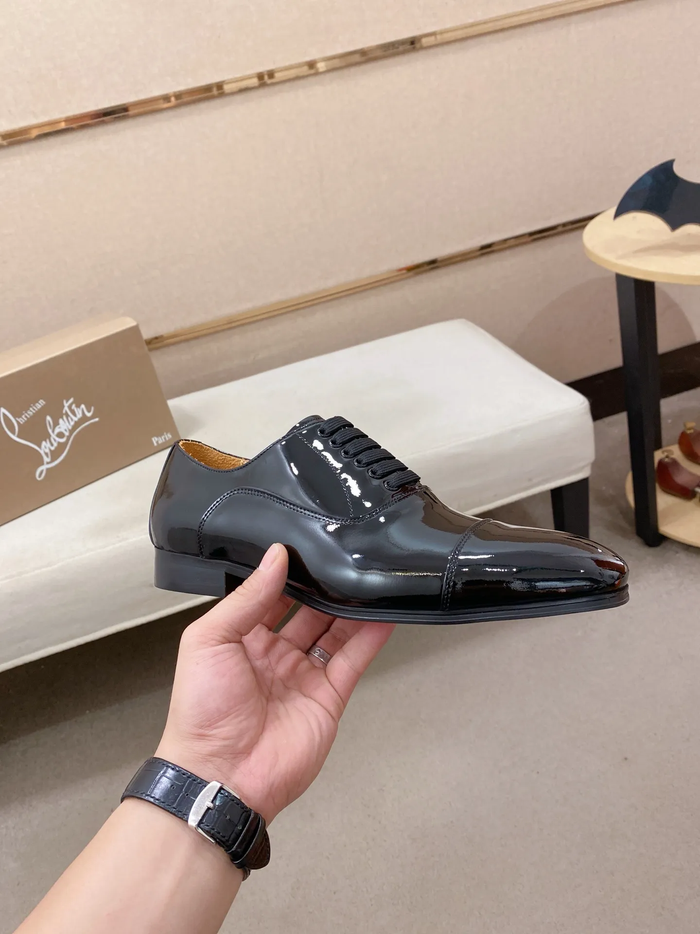 Men's shoes💰:620💰 CL Red bottom series top purchasing agent🔍🔍🇮🇹Italian imported cowhide surface, all imported sheepskin lining💪💪, completely 1⃣️ to 1⃣️reproduction🇮🇹💪💪, ⚠shoes Bottom: The original factory provides the original bottom, the exclusive movable molded bottom is super comfortable, ⚠Original factory follow-up goods, 🔍🔍high quality, you can enter and leave the counter at will, welcome to compare⚠ Code number: 39-44 (38 can be customized, 45 is non-refundable)